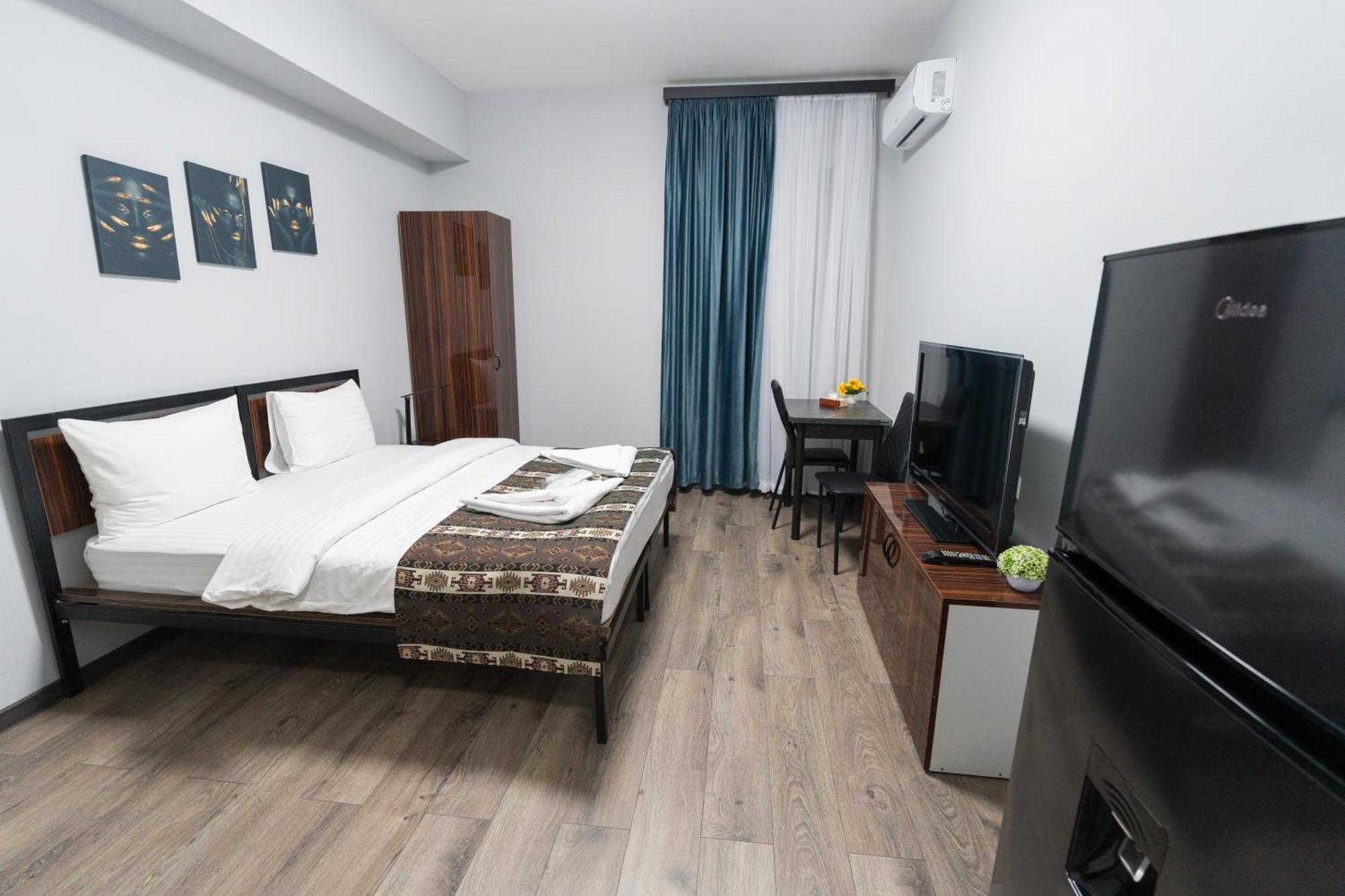 Gh Family Hotel 耶烈万 外观 照片
