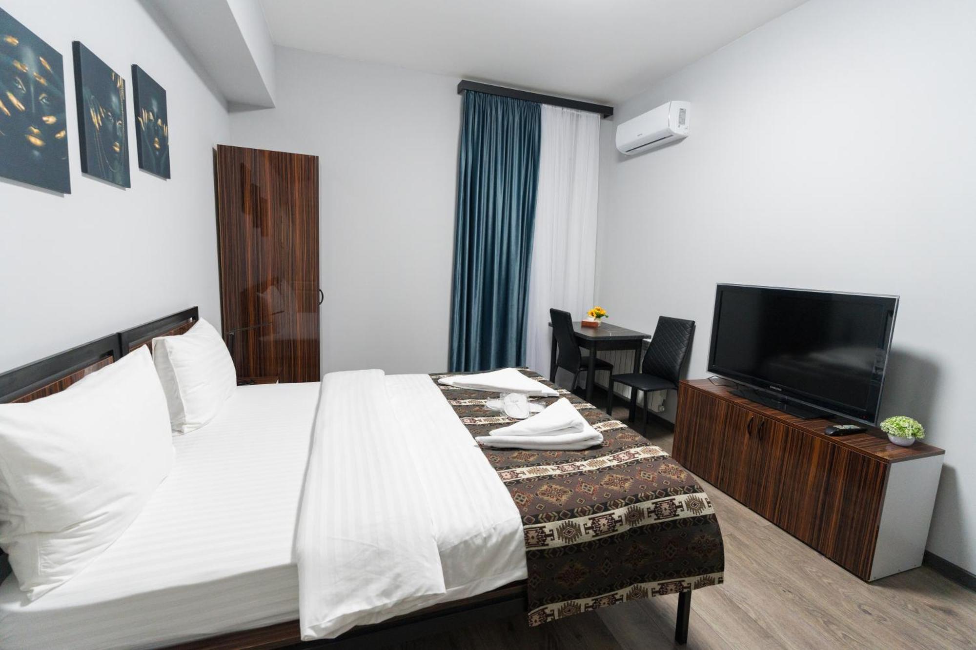 Gh Family Hotel 耶烈万 外观 照片