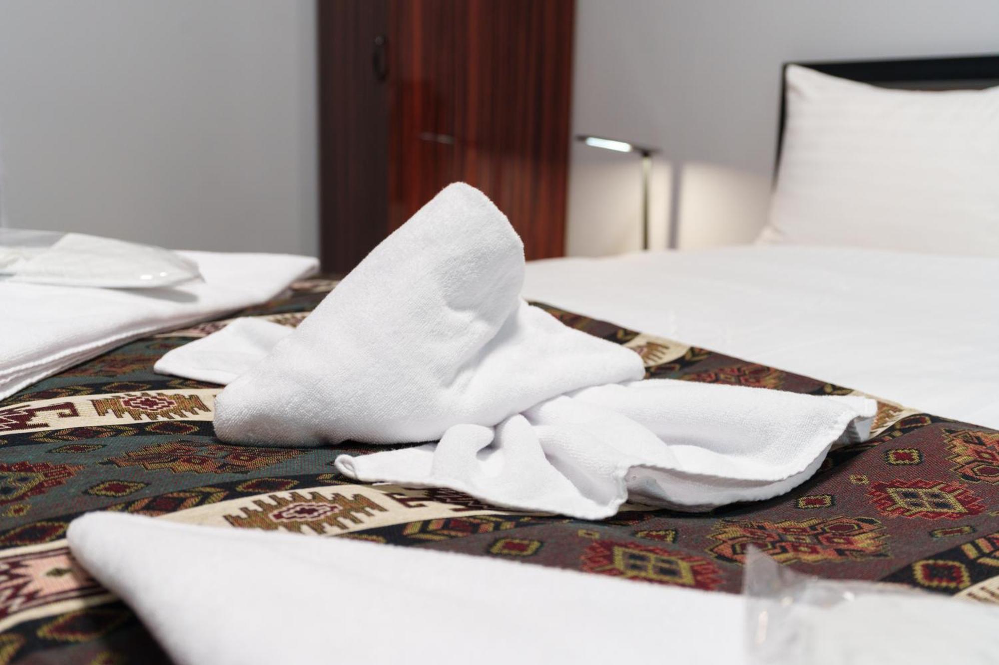 Gh Family Hotel 耶烈万 外观 照片